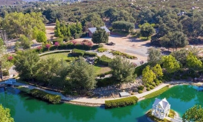 Murrieta House | 5 Acre estate beautiful pond & romantic location.