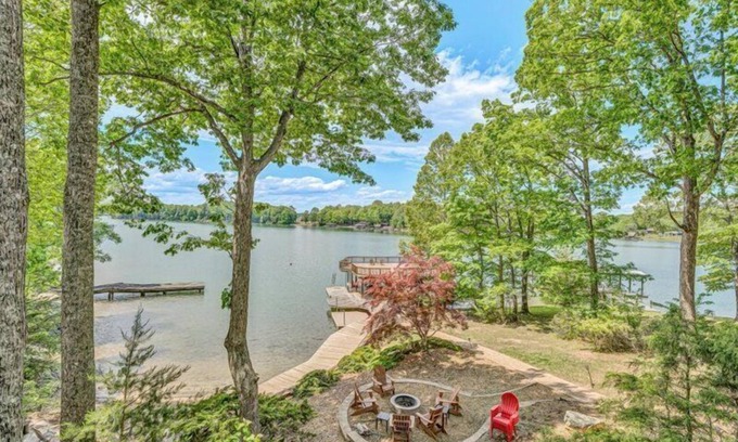 Huddleston House | 5 Bathrooms, 2 Flex Rooms, 3 Bathrooms! Sandy Beach, Pet Friendly, Hot Tub, Fire Pit & Wifi! Come V