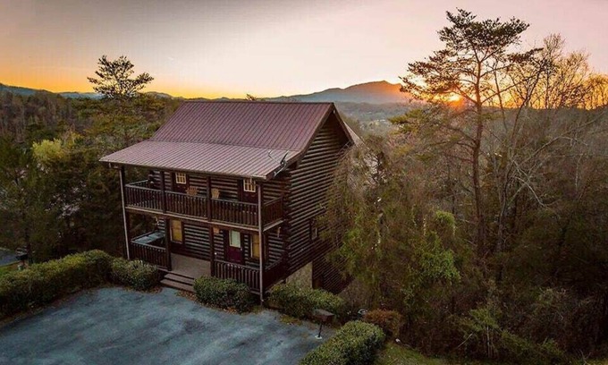 Sevierville Cabin | 5 BD Cabin near Town w/ Views! Hot Tub+Game Room
