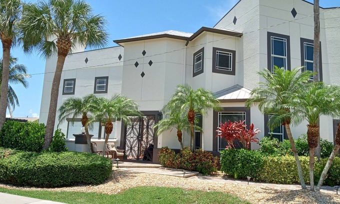 Naples Park Villa | 5 bdrm- Vanderbilt Beach Pool Mansion ! 4 Blocks to Beach & Mercado!