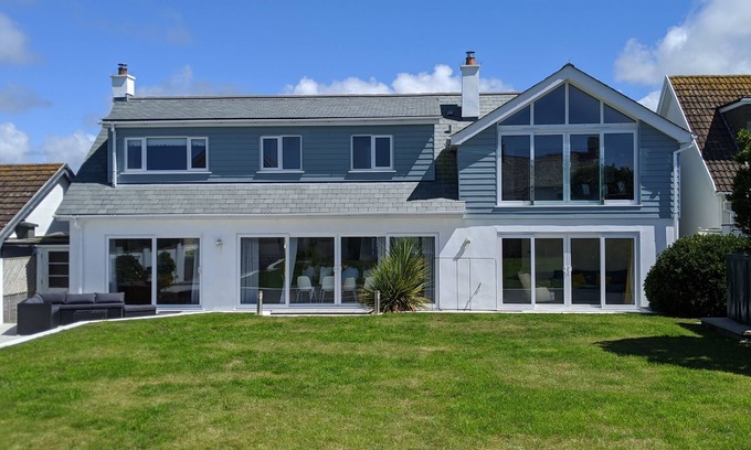 Constantine Bay House | 5 bed, 3 bath detached holiday home close to Constantine Bay beach with parking