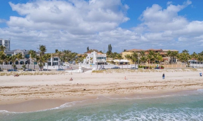 Birch Park Finger Streets House | 5-bed, 4-bath beachfront house in Ft. Lauderdale with ocean-view patio & rooftop