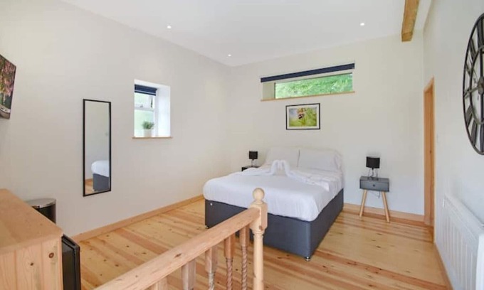 Isle of Thanet House | 5 Bed Barn Conversion - with private hot tub!