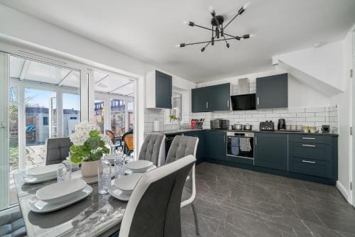 Havering House | 5 Bed House - Sleeps 11 - Garden