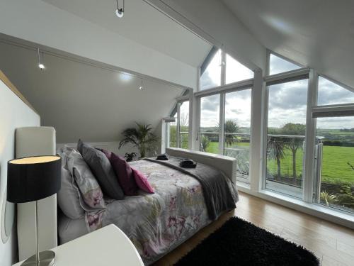 Tavistock House | 5 Bed House-Sleeps 14-Hot Tub-Bar-Garden-Parking