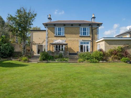 Sandown House | 5 Bed in Sandown 87008