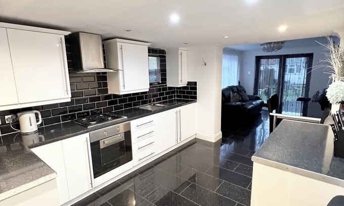 Stratford House | 5 Bed Rooms Property Close To Stratford City.