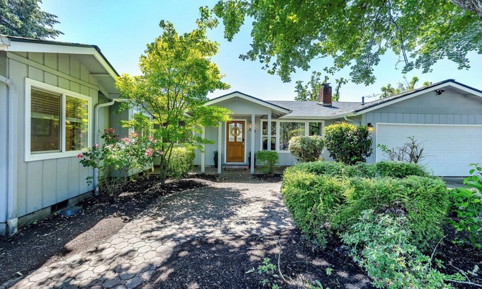 Central Oregon House | 5-bedroom/3 bath home just 5 minutes to University of Oregon, patio/hot tub