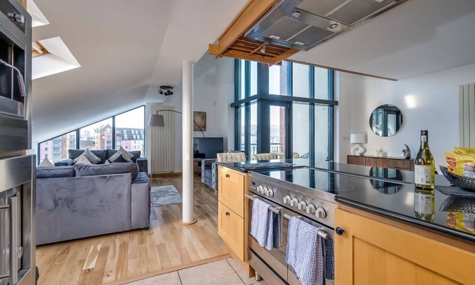 Belfast City Centre Apartment | 5-bedroom apartment with river views - Goliath