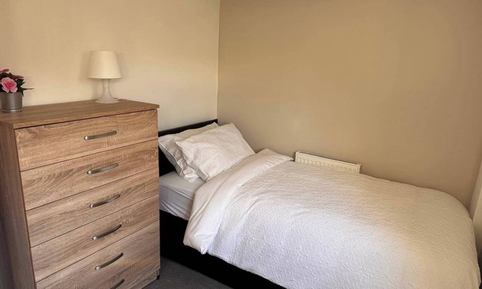 Walsall House | 5 Bedroom Cosy Bloxwich Stay - WiFi & Free Parking