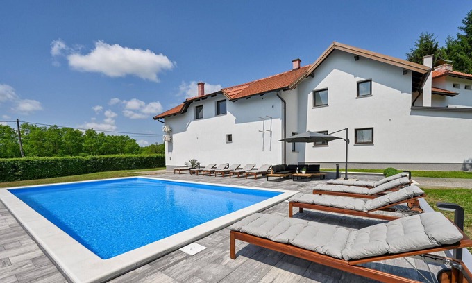 Lasinja House | 5 bedroom cozy home in Desni Stefanki