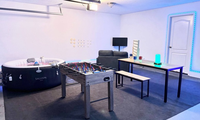 Ellenwood House | 5-bedroom Game House with Gym - Hot Tub - Game Room - Sleeps 12