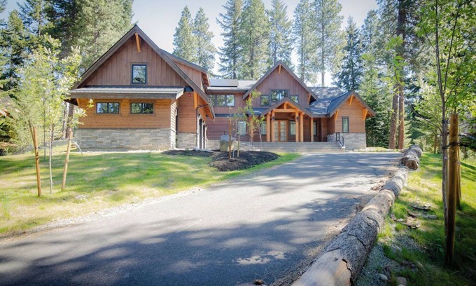 Cle Elum House | 5-bedroom golf-course retreat with theater, outdoor living, hot tub, and more!