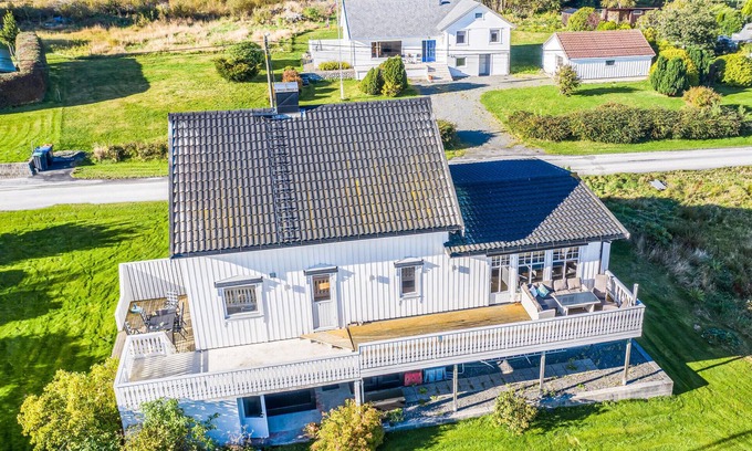 Haram House | 5 bedroom gorgeous home in Fjørtoft