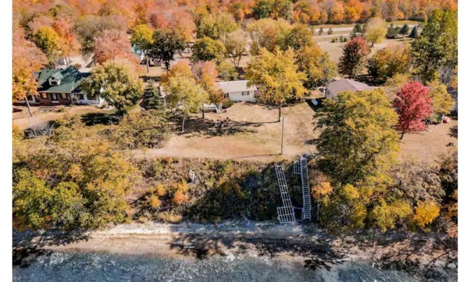 Battle Lake Cabin | 5 Bedroom Lake Retreat On Deer Lake