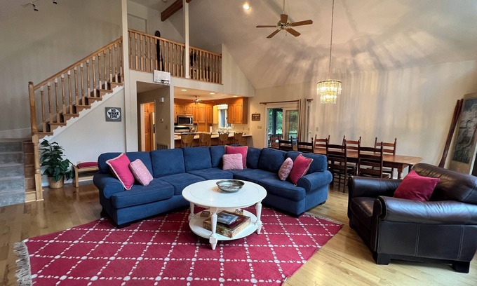 Henrico House | 5 Bedroom Lakefront Home on Desirable Pea Hill Creek. Kayaks, Canoe, Ping Pong.