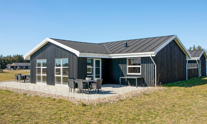Grønhøj House | 5 bedroom pet friendly home in Løkken
