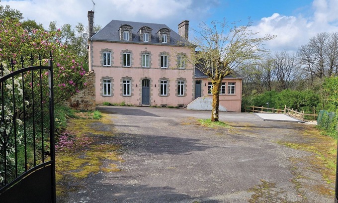Langoelan House | 5 bedroom School House with games room & Garden