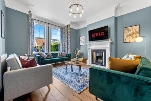Gloucester Villa | 5-Bedroom Stunning, Luxurious & Stylish Manor with Games Room, Private Parking & Garden, Central Gloucester, Cotswolds Retreat Sleeps up to 12 - WORK CONTRACTORS SPECIAL OFFER! - by Blue Puffin Stays