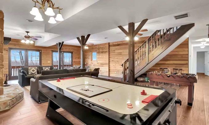 Berkeley Springs Ski Chalet | 5 Bedroom Suites, Hot Tub, Jacuzzi Tub & Game Room