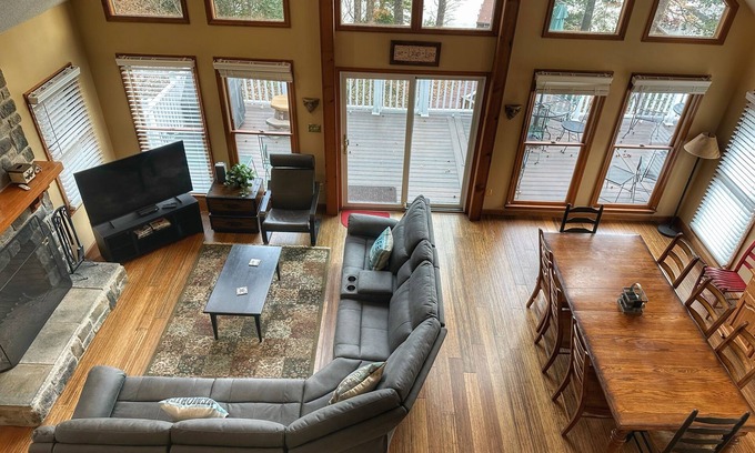 Bracey House | 5 Bedroom Waterfront Lakehouse with Kid's Play Area, Canoes, Pool Table and Wifi