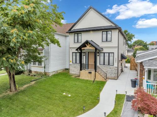 Windsor House | 5 Bedrooms Modern Oasis in Downtown Area