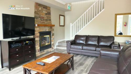 The Blue Mountains Ski Chalet | 5 Bedrooms, Mountain Views, Steps from Blue Mountain Village, Hot Tub, BBQ
