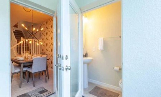Davenport House | 5 Bedrooms with pool at Windsor Island