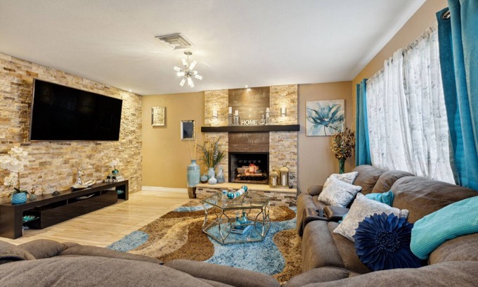 Paradise House | 5 beds/3 full bath home,swimming spa/hottub/outdoorkitchen/firepit.Closetostrip