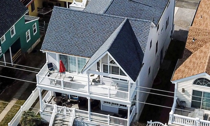 North End House | 5⭐️ “BEST TIME OF YEAR the AVAILABLE!” SEPT 27th to NOV 2nd! 1 BLOCK TO BEACH!