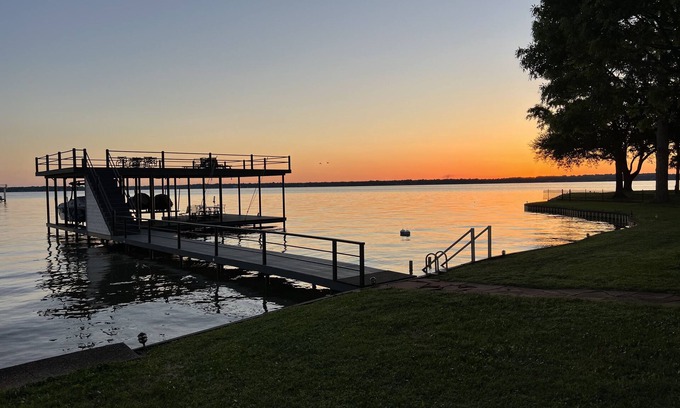 Cedar Creek Reservoir House | 5 BR/4BA OPEN water lake view with Gameroom/hot tub, ready for Family Fun!
