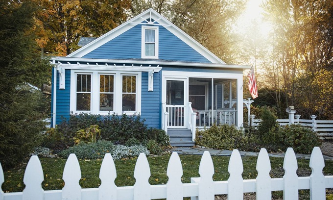Lakeside Cottage | 5 BR Cottage a Short Walk to Pier Street Beach Access.