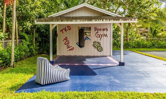 Golden Glades House | 5-BR Miami Home with Large Yard and Playground!