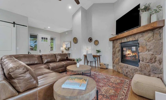 Williams House | 5-BR Mountain Home by Golf Course + Studio