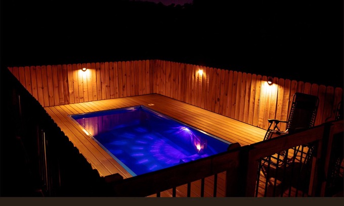 Branson House | 5 BR Private Pool, Jacuzzi, Hot tub, EV Charger, Pet OK + Free Welcome Dinner