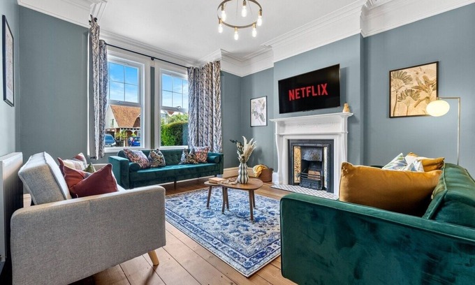 Gloucester House | 5 BR Stylist Spacious House, w/Off Road Parking CHELTENHAM RACE SPECIAL OFFER