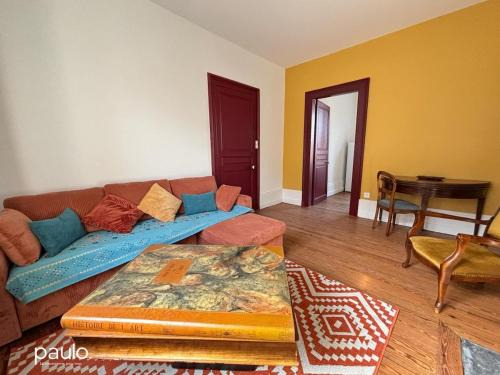 Laon Apartment | 5 Flowers for Anne