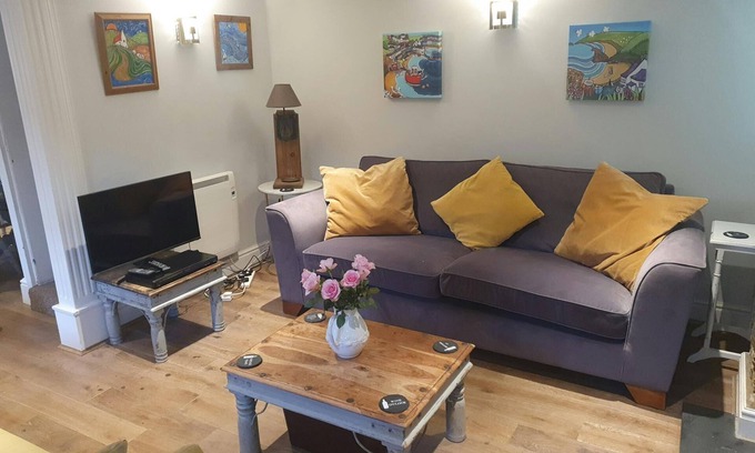 Tan-y-groes Cottage | 5 Glanrhaiadr, Llangrannog