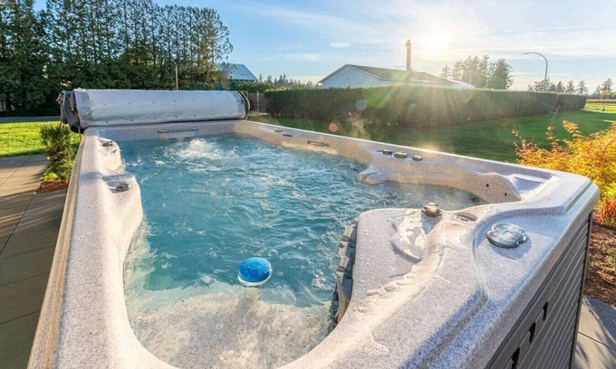 Surrey House | 5 King Beds | Hot tub | Gym