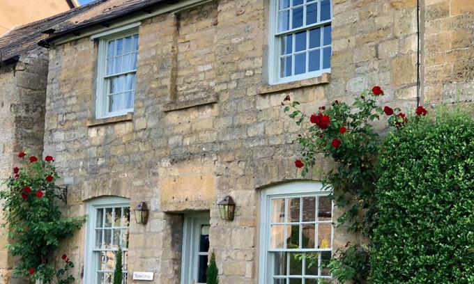 Willersey House | 5* LUXURIOUS & Spacious Cotswold Cottage. Garden,Pubs,Duck Pond. 5 Bed,3 Bath.