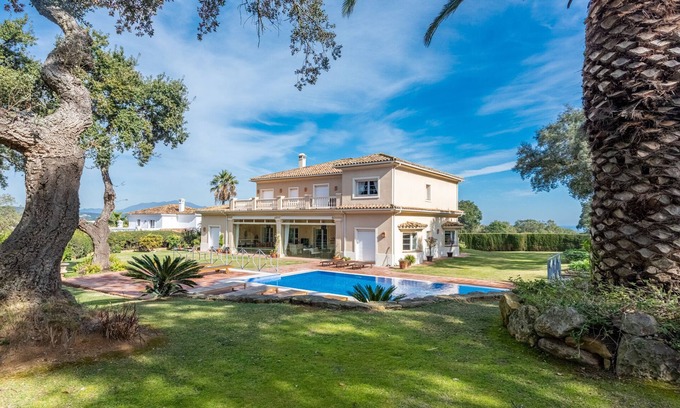 San Roque Villa | 5* luxury villa. San Roque Club. 2-tier pool. WiFi via fibre optic. Walk to golf