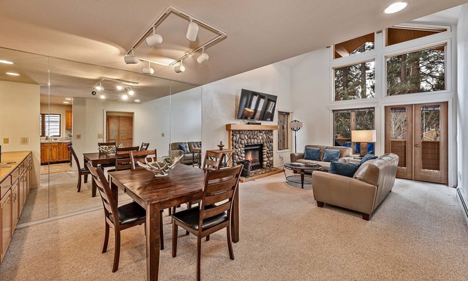 Incline Village Condo | 5 McCloud - Bright and Quaint Living