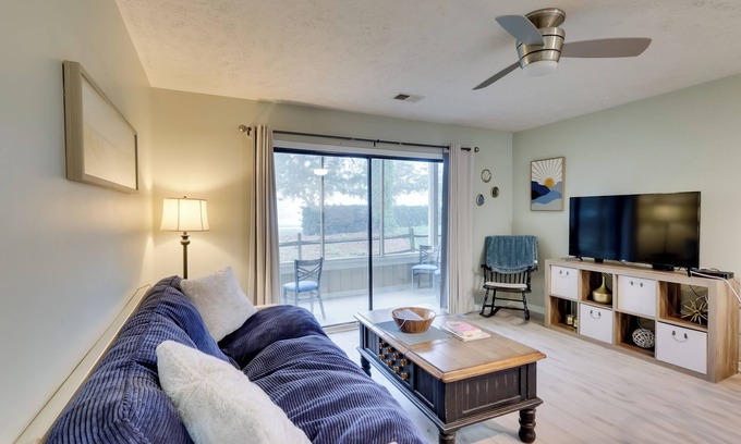 Little River Condo | 5 Mi to Cherry Grove Beach: Dog-Friendly Condo!