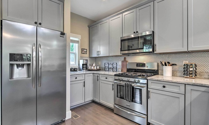 Oakley House | 5 Mi to Dtwn: Asheville Home w/Hot Tub