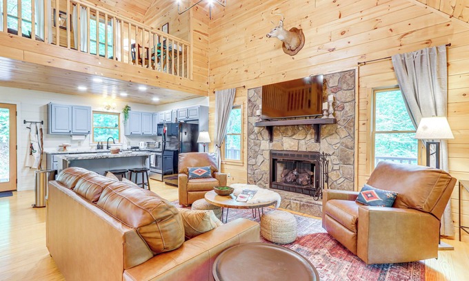 Blue Ridge Cabin | 5 Mi to Dtwn Blue Ridge: Spacious Cabin w/Hot Tub