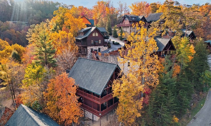 Gatlinburg - Pigeon Forge Cabin | 5 Min from Downtown, Mtn & Vly Views, Hot Tub, Pool Table, Arcade Games