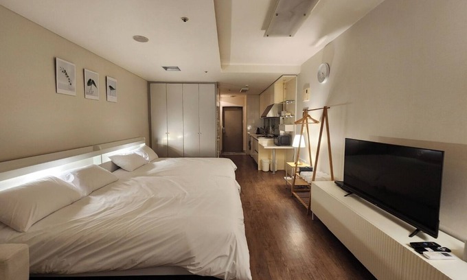 Yeoksam Apartment | 5 min from Gangnam Station/Cozy Mood Lighting & Two Comfy Beds