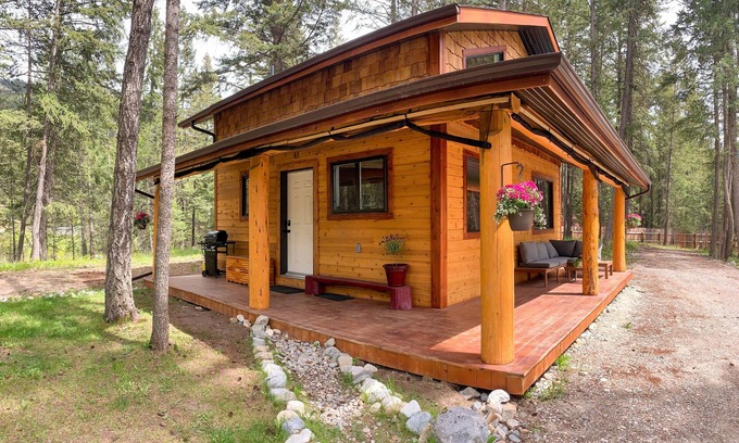 Golden Cabin | 5 min from town, great access to outdoor activities, quiet, plenty of space!