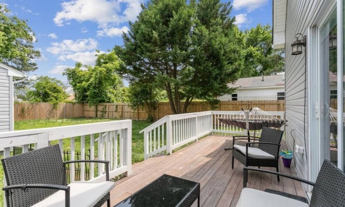 Buckroe Beach House | >5 min to beach | Laundry, WIFI, Parking, 30+ Days