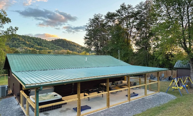 Sevierville Cabin | 5 min To Dollywood/Kids & Pet Friendly/Fully Fenced/Patio/Hot Tub/Fire pit/WI-FI